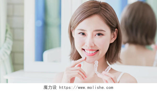 关闭的女人微笑着与无形的牙套幸福的人牙齿美白牙齿矫正修复口腔牙齿口腔牙齿